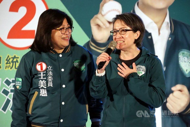 民進黨副總統候選人蕭美琴（右）9日出席嘉義市立委候選人王美惠（左）造勢晚會，她認為台灣需要有經驗、走民主路的駕駛，不走回頭路，更不能上錯車。中央社記者黃國芳攝  113年1月9日