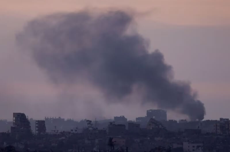 圖為7日加薩遭以色列空襲，冒出濃煙。（路透社）