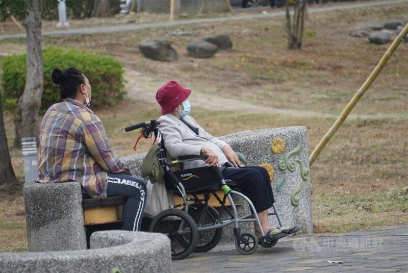 圖為外籍幫傭陪著僱主在高雄鳳山區一處公園內休憩。（中央社檔案照片）