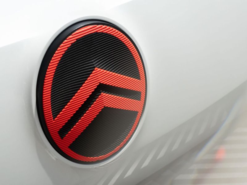 使用Citroën全新紅外線Logo的概念車車尾。 圖／Citroën
