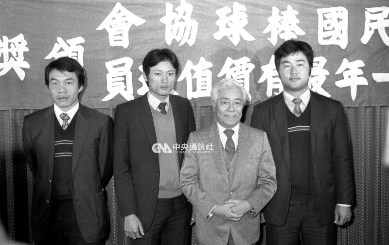棒協理事長嚴孝章（右2）頒發獎金給棒球選手趙士強（右1）、林華韋（左1）、郭泰源（左2）。（中央社檔案照片）
