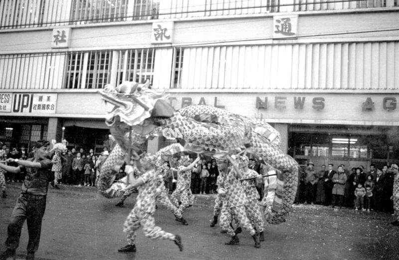 聯勤舞龍隊在中央通訊社松江路舊大樓前表演。（中央社檔案照片）