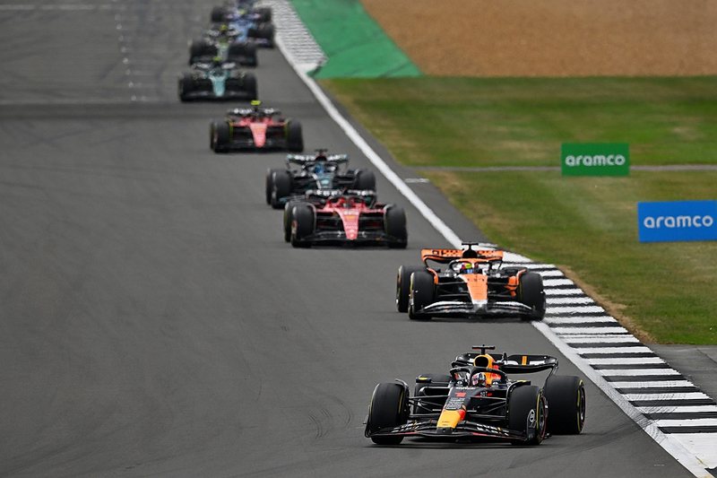 荷蘭車手Max Verstappen駕駛著RB19賽車，贏得英國銀石賽道冠軍。 ...