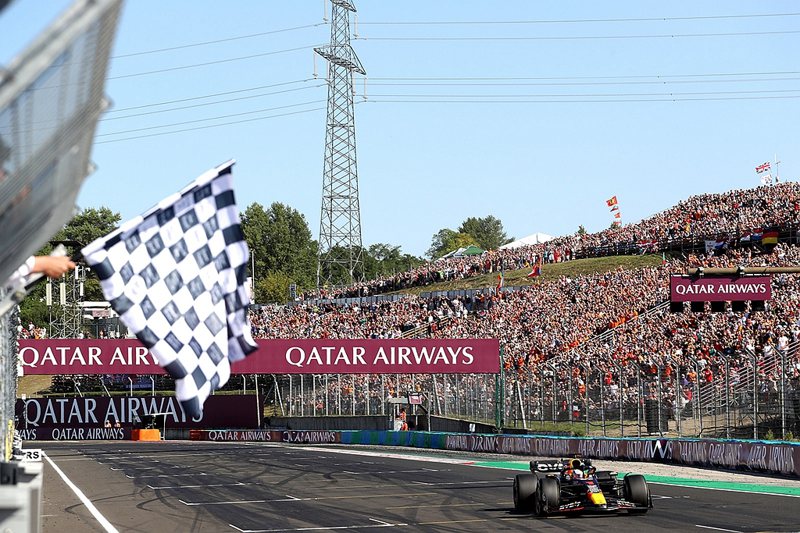 Max Verstappen行駛RB19在F1匈牙利大獎賽拿下他本季的第9場勝利...