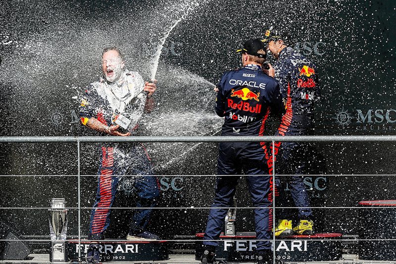 Red Bull車隊在比利時大獎賽包辦冠亞軍，與車隊工程師一同在頒獎台上歡慶。 ...