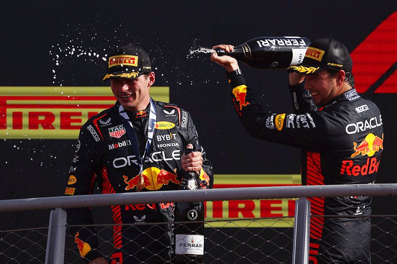 _Max Verstappen（左）與Sergio Perez（右）奪下F1義大...