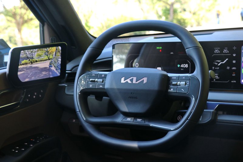 由於試駕車配備電子後視鏡，因此車內A柱左右兩邊7吋OLED螢幕。 記者陳威任／攝...