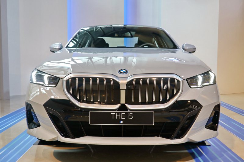BMW i5中規中矩的外型設計，終於不再挑戰消費者的審美觀。 記者陳威任／攝影