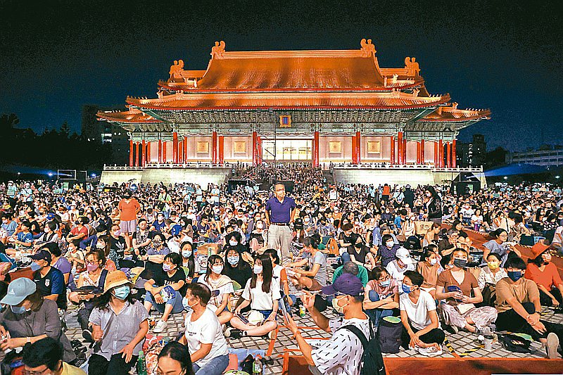 台灣行政法人的數量共十九家，文化類佔十家，包括國家表演藝術中心、文策院、南美館等。圖為去年雲門在台北國家兩廳院藝文廣場舉行戶外公演。本報資料照片