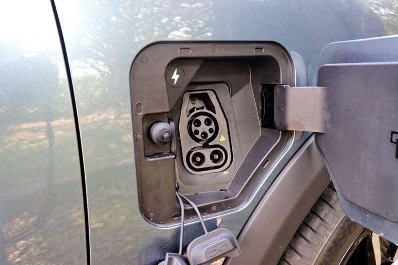充電孔則位於車身右前側葉子鈑、並配有充電指示燈與照明燈。 記者陳威任／攝影