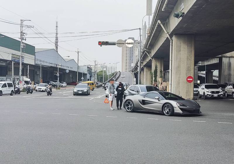 台中市西屯區環中路、朝馬路在今天下午3時許，發生Lexus休旅車與McLaren...