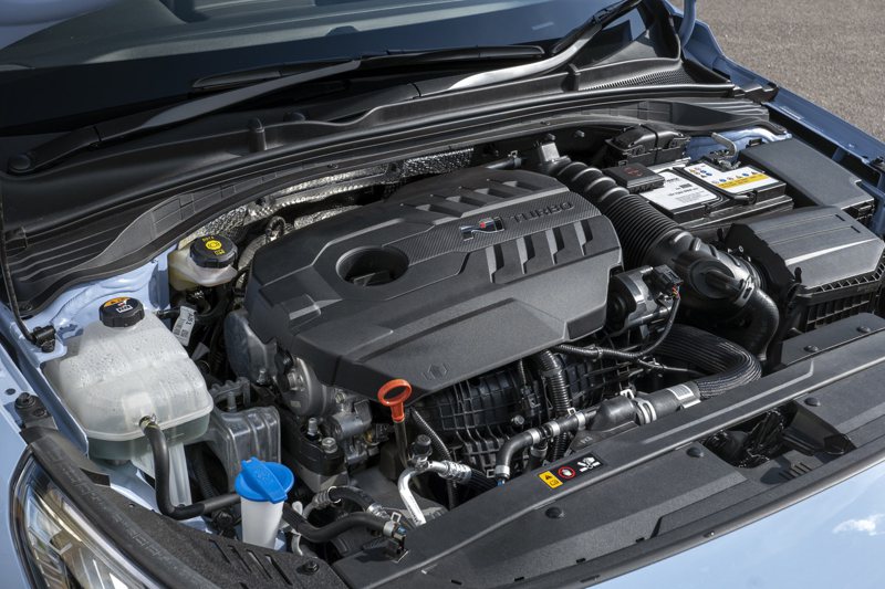 Hyundai i30 N是品牌首款性能鋼砲，搭載2.0升T-GDi Theta II渦輪增壓四缸引擎，若消費者選擇了Performance Package (可選擇六速手排或八速DCT)，最大馬力則可至246hp提升至276hp。 摘自Hyundai