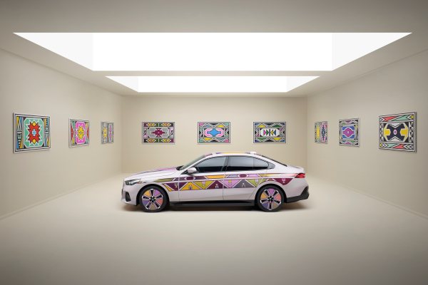 洛杉磯Frieze藝術博覽會上，BMW展出i5 Flow NOSTOKANA藝術車，乃採用元太科技的可變色電子紙E Ink Prism 3。   元太科技／提供