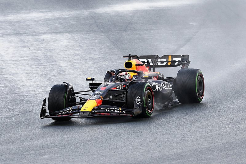 陣雨襲擊荷蘭大獎賽道，Max Verstappen掌控得宜，不受大雨影響，贏得了本季的第11個冠軍。 圖／Red Bull提供