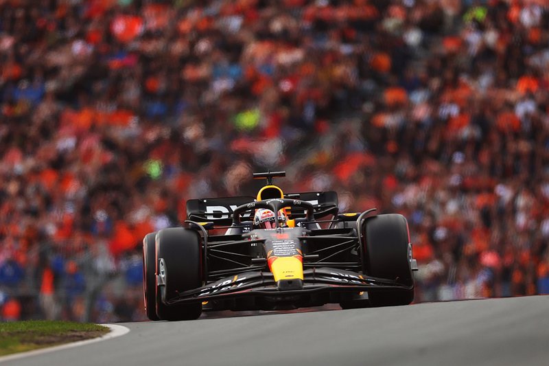 起跑後一路領先，Max Verstappen在荷蘭大獎賽駕駛RB19，創造極速無人之境。 圖／Red Bull提供