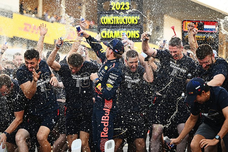 Max Verstappen車隊團隊共同完成冠軍賽季，為勝利瘋狂慶祝！ 圖／Red Bull提供