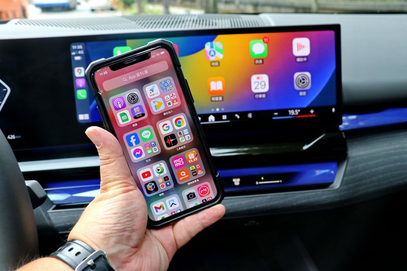 14.9吋中控觸控螢幕提供無線連結的Apple CarPlay與Android Auto。 記者陳威任／攝影