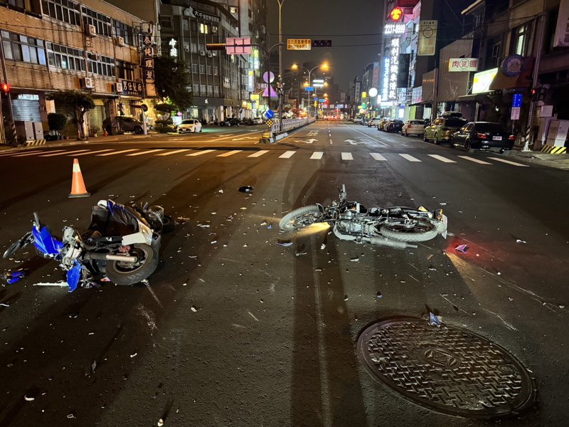 台中市北區三民路昨晚發生一起機車對撞的交通事故，兩名妙齡女子送醫，其中騎檔車的熊女傷勢嚴重，仍在昏迷。圖／讀者提供