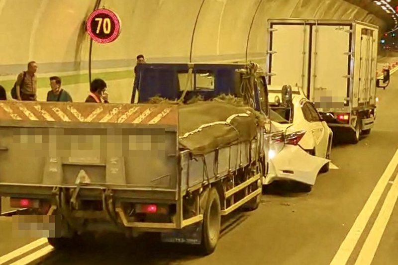 國道三號中寮隧道6日上午發生4車連環撞事故。圖／取自記者爆料網