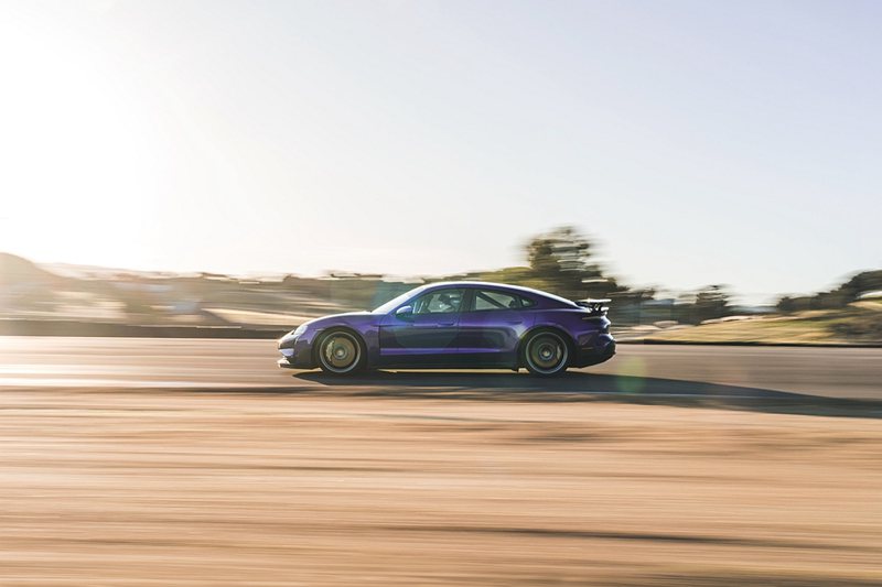 保時捷Taycan Turbo GT標配輕量化陶瓷煞車系統。以保時捷陶瓷複合煞車系統（PCCB）為基礎進行改良，重新強化的煞車碟盤室及煞車卡鉗槽減少了2公斤以上的簧下重量，進而提升駕駛動態性能。 圖／Porsche提供