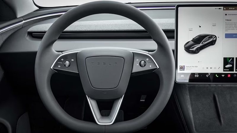 新款Model 3的方向燈整合在方向盤上的觸控按鈕。 圖／Tesla