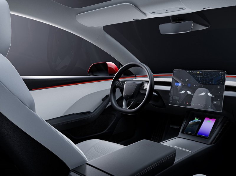 近年來各車廠都在內裝方面進行「面板之戰」Euro NCAP擔憂。 圖／Tesla