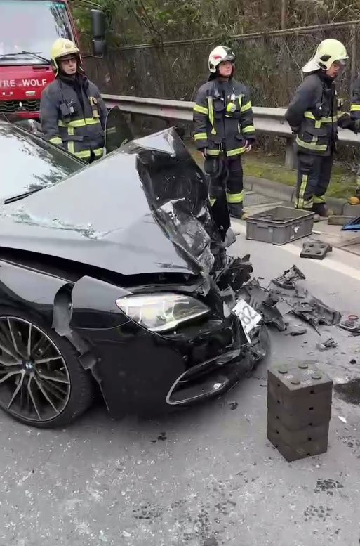 BMW逆向迎面撞上貨車，車頭嚴重受損，可見車速很快、撞擊力道猛烈。記者林昭彰／翻攝