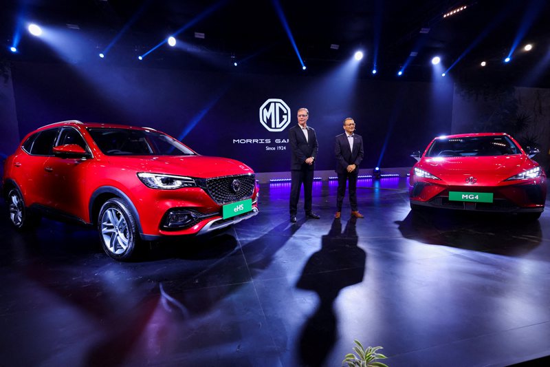 上汽集團注資後，MG品牌在印度將「國產化」。圖為MG去年在印度汽車展發表的MG EHS 混合動力車和 MG4純電動車。路透