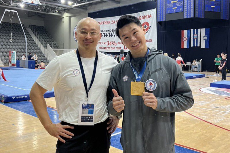 台灣男子體操好手唐嘉鴻（右），7日在克羅埃西亞舉行的體操世界挑戰盃男子單槓決賽，再以6.5的難度分、總分15.350奪冠，教練翁士航（左）相當滿意這趟賽事成果。圖／翁士航提供