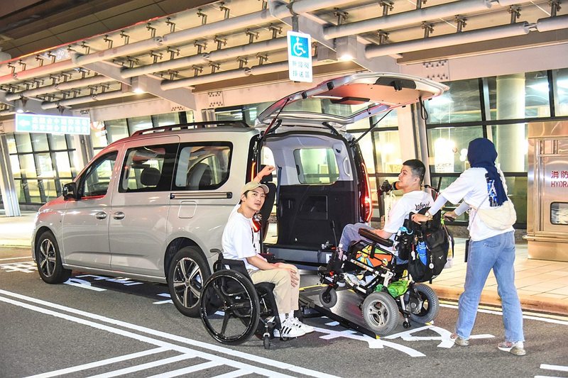 Caddy福祉車配有實用輪椅斜坡板，讓鈺翔能輕易進出車輛。 圖／台灣福斯商旅提供